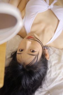 扒开粉嫩小泬舌头伸进去视频